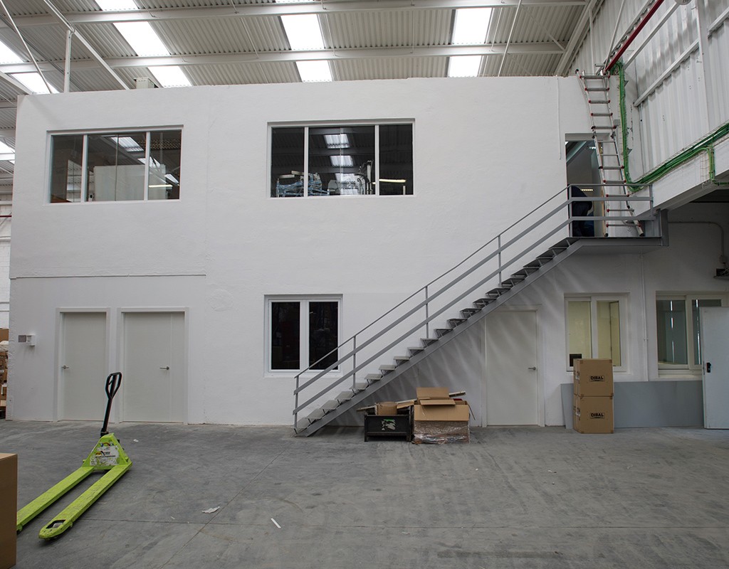 Escalera y oficinas dentro de una nave industrial